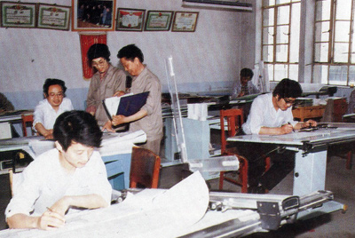 从1984年第一季度到抓治理上登记全面提高企业素质验收前，采取分线查抄、总结成就、找出差距、提出措施、期限整改的步骤，使各项工作在整顿中坚韧提高，在坚韧提高中进行再整顿，再提高。