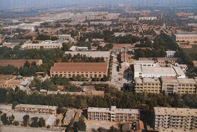 推土机总厂本部厂区。山东推土机总厂成立时，固定资产原值为2569万元，占地面积为517538平方米，构筑面积为170861平方米。