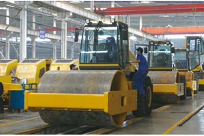 2002年2月，由履带厂开发研造的YZ18液压振动压路机，顺利下线。