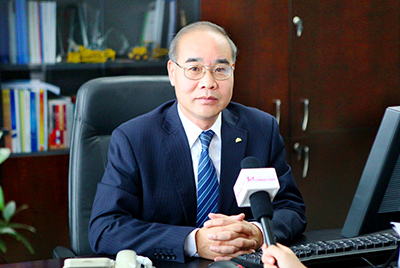 张秀文董事长在接受中国山东网专题采访时，就公司践杏装厚路鲁商”倡树行动进行回覆，介绍了9888拉斯维加斯把“仁义、诚信、厚路”的文化精华融入到出产经营的全过程的典型做法和“诚敬做产品，诚信做企业”的经营理想，在工程机械行业设置起了“厚德坚韧”的山东国企形象