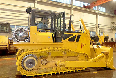 世界上第一台燃气型履带式推土机——SD20-5（LNG）在钻研总院新产品试造中心下线。SD20-5（LNG）履带式推土机是公司适应行业发展趋向开发的一款节能、环保产品，整机选取天然气专用发起机，点火后无积炭，满足stageIIIA排放，寿命更长，维建频率更低。