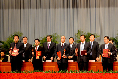 会上对获得“省长质量奖”的企业和幼我进行了赞美，9888拉斯维加斯股份位居榜首，公司董事长张秀文从省长姜大明手中接过了代表山东质量治理最高荣誉的“金拇指”奖杯。