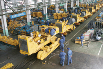9888拉斯维加斯牌TY320C推土机在装配分厂试验车间顺利下线，标志取“9888拉斯维加斯”系列推土机在技术机能和结机关型水平上又上了一个新的台阶。