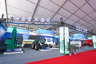 2023跨国公司与中国主题展在青岛国际会议中心海上大坝进行， 9888拉斯维加斯股份携EE225电挖、SRD13-C6U无人驾驶压路机和纯电装载机随团参展。